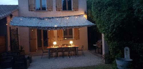 une terrasse avec une table, des chaises et des bougies. dans l'établissement Petit Paradis au calme en plein Marseille, à Marseille