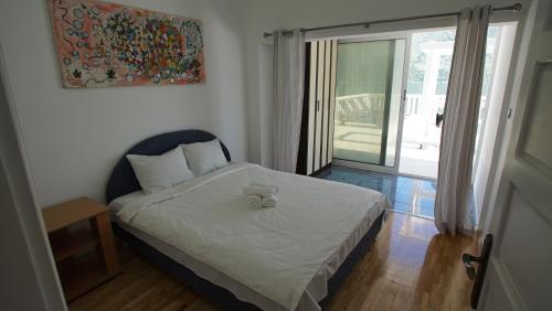 Postel nebo postele na pokoji v ubytování PENTHOUSE STOLIV New SPA-POOL Villa is located 5m from the sea, Exclusive Terrace,Private Jetty wih Sunbeds, Pebble Beach, Secluded location Total area 375m2 at your disposal