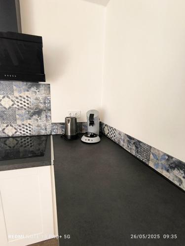a room with a counter top with a coffee maker at Le Gîte des Capucines in Mauléon