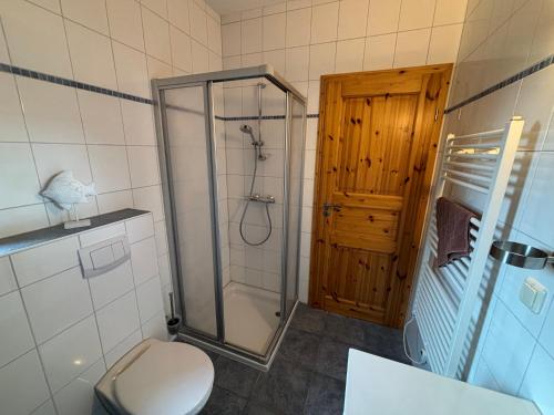 a bathroom with a shower and a toilet and a shower at Naturcamp Duvendiek in Duvendiek