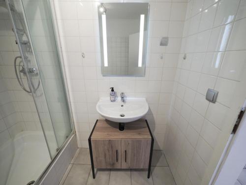 a white bathroom with a sink and a shower at Seth B - Monteursunterkunft - Einzelbetten - gute Anbindung - Bettwäsche in Seth