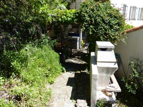 un jardin avec un chemin menant à une maison dans l'établissement Renée, à Banyuls-sur-Mer