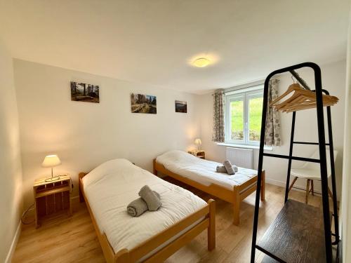 une chambre avec deux lits et un lit superposé dans l'établissement La Schlucht, bel appartement & centre-ville, à Gérardmer