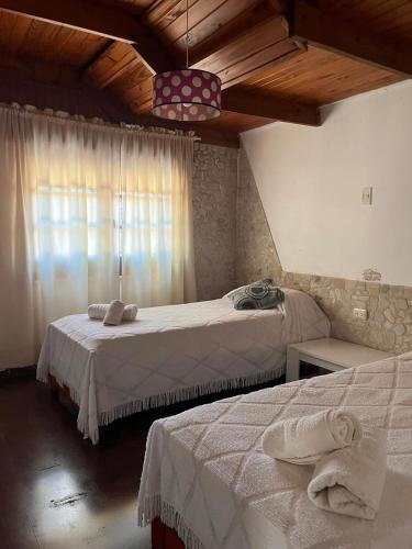 a bedroom with two beds and a window at Mí Sueño in Marcos Juárez