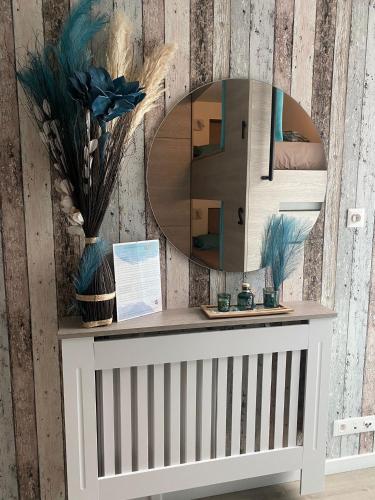 un miroir sur une coiffeuse avec un miroir dans l'établissement Lit 1 en 1ère Classe-Orly-T7-RER C&D, à Athis-Mons