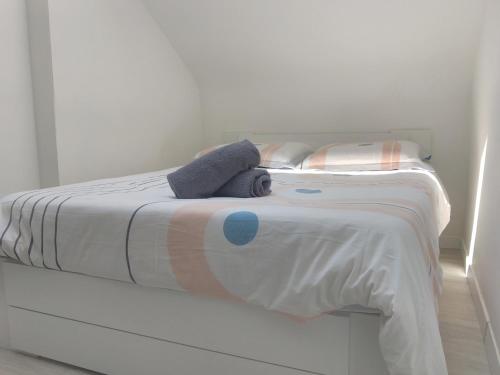 un lit blanc avec deux animaux rembourrés dans l'établissement T2 centreville, appart lumineux,1 chambre, 4 pers, climatisation, wifi, parking gratuit, à Lorient