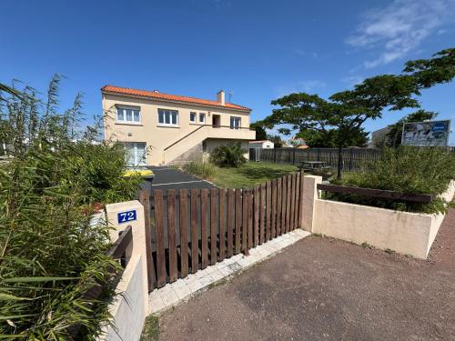 Clim ,Logement 6 couchages, 3 chambres , jardin , parking , fibre , proche port et commerces