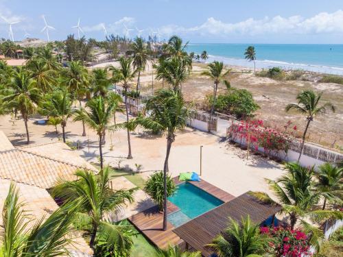 an aerial view of a resort with a pool and the beach at Villa Guaiuba linda casa com piscina e vista por mar ! in Icaraí