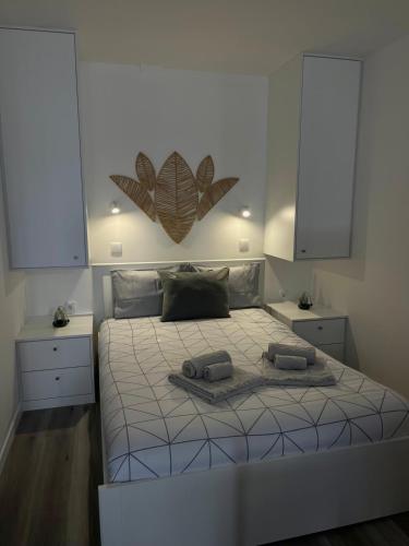 a bedroom with a bed with two towels on it at Casa Pereira 5 in Ponta do Pargo