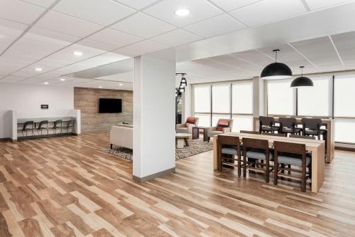 Μια τηλεόραση ή/και κέντρο ψυχαγωγίας στο Candlewood Suites Columbus North by IHG