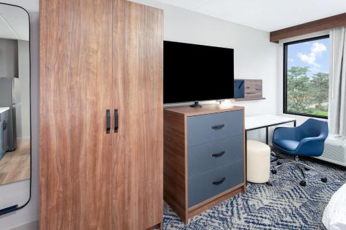 Μια τηλεόραση ή/και κέντρο ψυχαγωγίας στο Candlewood Suites Columbus North by IHG