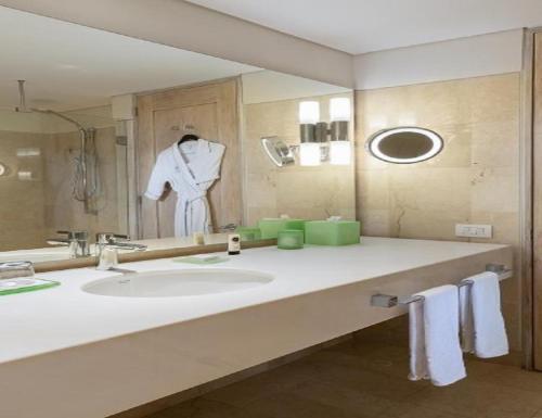 Phòng tắm tại Hotel GROSS LUXURY Near Delhi Airport