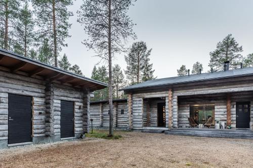 a log cabin with black doors and windows at Villa Riekko by Hillas Villas in Äkäslompolo