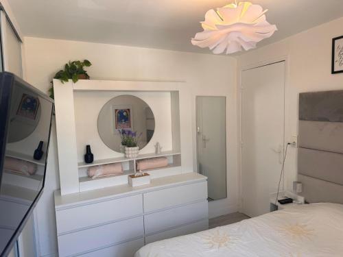 - une chambre blanche avec un miroir et un lit dans l'établissement 2 pieces Antibes, à Antibes