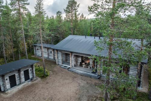 an aerial view of a cabin in the woods at Villa Riekko by Hillas Villas in Äkäslompolo