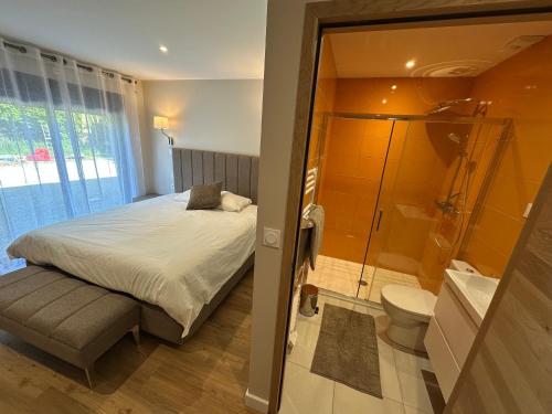 - une chambre avec un lit, une douche et des toilettes dans l'établissement Chez Babeth Maison atypique en conteneurs pour 10 personnes, à Sizun