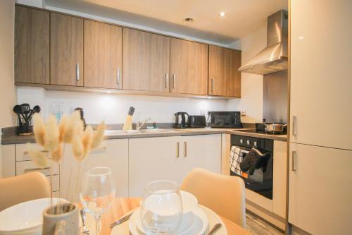 JQ Stylish Apartment - Next to City Centre - Perfect for Contractors, Tourist, Couples - 24-7 Secure Access & FAST WIFI photo 5
