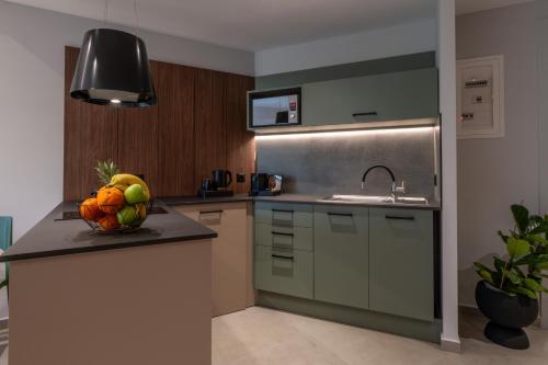 Cuisine ou kitchenette dans l'établissement CENTRO Suites