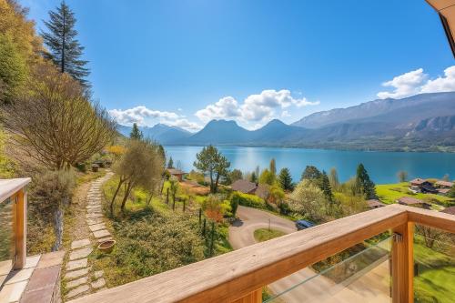 d'un balcon avec vue sur le lac. dans l'établissement Villa ACMÉ 200 m du lac d'Annecy avec Jacuzzi, à Rovagny