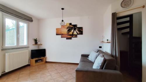 a living room with a couch and a television at Casa Sophie in Consiglio di Rumo