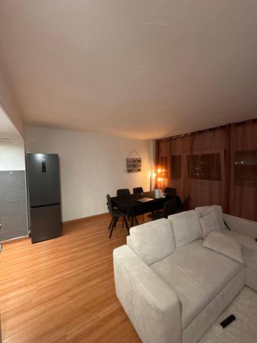 un salon avec un canapé blanc et une table dans l'établissement Le cantini, à Marseille