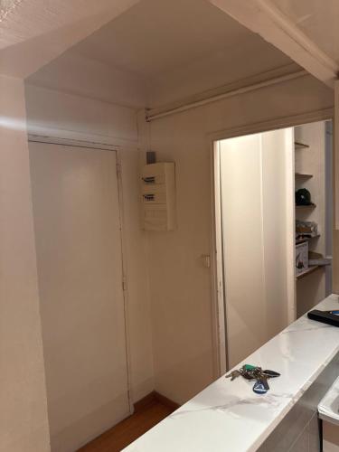 Cette chambre blanche dispose d'un placard et d'une porte. dans l'établissement Le cantini, à Marseille