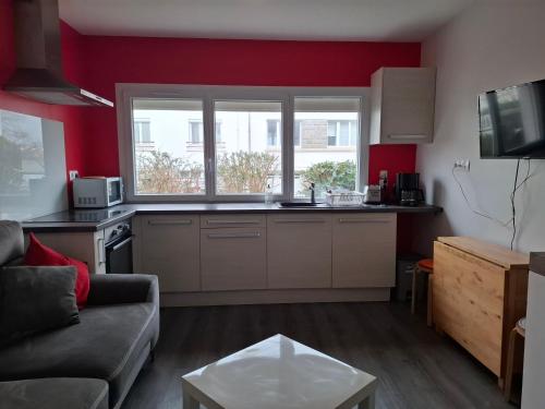 un salon avec un canapé et une cuisine dans l'établissement Gaïa, à Concarneau