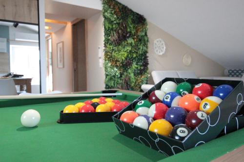 Meja biliard di Verdun Centre - Full climatisation - 3 chambres - 7 couchages - 10 personnes - Parking Proche - Terrain 800m2 - Balnéothérapie - Air de jeux extérieurs - TOP CONFORT - Géré par PrestaZen'Services