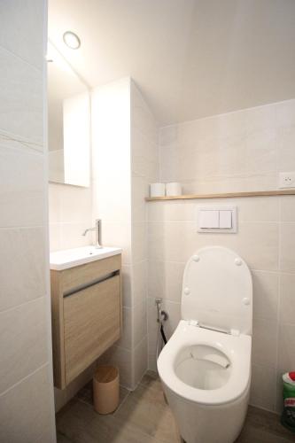 Bilik mandi di Verdun Centre - Full climatisation - 3 chambres - 7 couchages - 10 personnes - Parking Proche - Terrain 800m2 - Balnéothérapie - Air de jeux extérieurs - TOP CONFORT - Géré par PrestaZen'Services