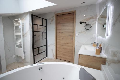 Bilik mandi di Verdun Centre - Full climatisation - 3 chambres - 7 couchages - 10 personnes - Parking Proche - Terrain 800m2 - Balnéothérapie - Air de jeux extérieurs - TOP CONFORT - Géré par PrestaZen'Services