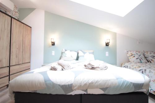 Katil atau katil-katil dalam bilik di Verdun Centre - Full climatisation - 3 chambres - 7 couchages - 10 personnes - Parking Proche - Terrain 800m2 - Balnéothérapie - Air de jeux extérieurs - TOP CONFORT - Géré par PrestaZen'Services