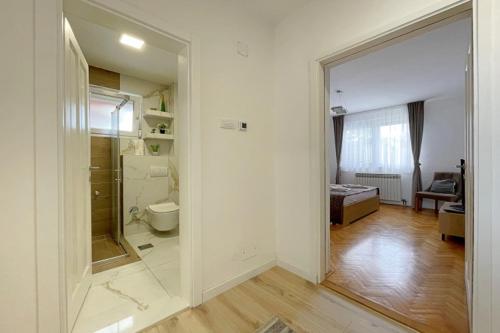bagno con doccia e servizi igienici in camera. di Vila Magnolija Ilidža a Sarajevo