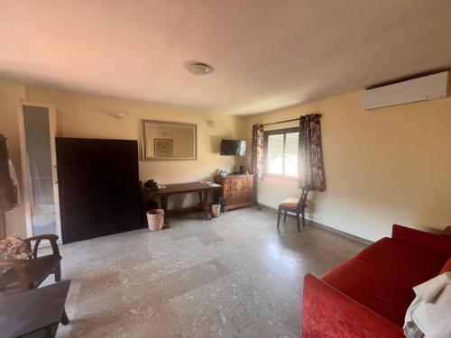 un salon avec un canapé et une table dans l'établissement Location saisonnière Haut de villa, à Hyères