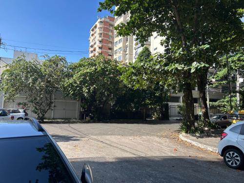 a parking lot with cars parked in front of buildings at Studio moderno e novo perto do MAC - UNI Home 113 - Boa Viagem in Niterói