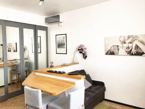 un salon avec un canapé et une table dans l'établissement Au cœur de Cannes, à Cannes