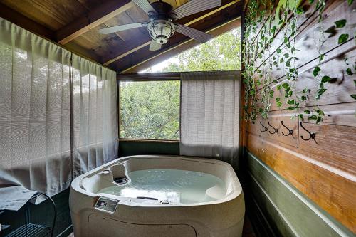 une baignoire dans une pièce avec une fenêtre dans l'établissement Smoky Time Out by Venture Smoky Mountains, à Sevierville