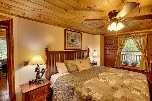 une chambre avec un lit et un ventilateur de plafond dans l'établissement Smoky Time Out by Venture Smoky Mountains, à Sevierville