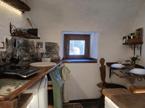 a kitchen with a counter and a window at B&B 8A CASTELBIANCO in Castelbianco