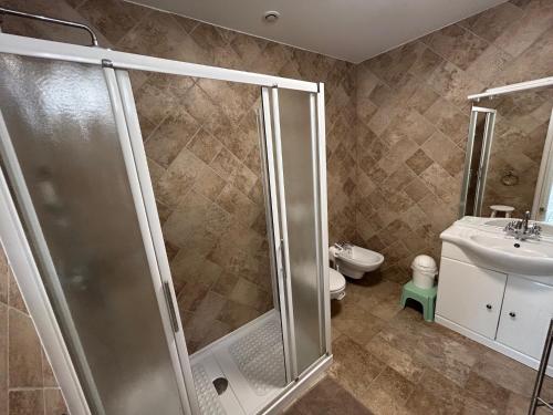 une salle de bain avec une douche, des toilettes et un lavabo dans l'établissement Gite en bord de Seine, à Villequier