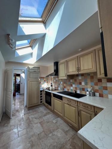 une cuisine avec une lucarne au plafond dans l'établissement Gite en bord de Seine, à Villequier