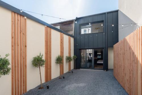 an external view of a house with a black facade at Studios Le Médicis in Rouen