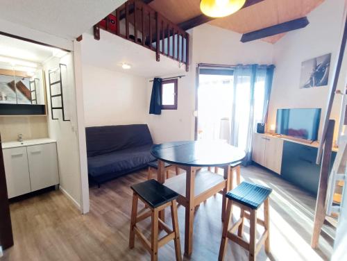 - un petit salon avec une table et des chaises dans l'établissement DUPLEX front de mer, au Barcarès