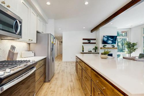 Dapur atau dapur kecil di Whispering Waters Retreat