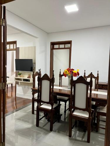 a dining room with a table and chairs and a mirror at Casa Zara in Diamantina