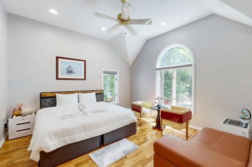 ein Schlafzimmer mit einem Bett und einem Deckenventilator in der Unterkunft Town of Lewes --- 21063 Camp Arrowhead in The Plantations