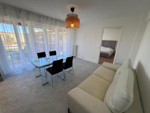 un salon avec un canapé et une table en verre dans l'établissement Appartement proche Monaco, à Roquebrune-Cap-Martin