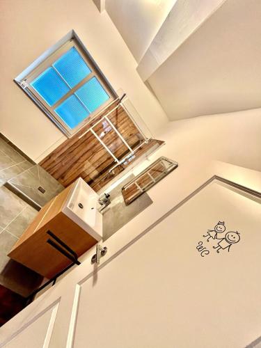 an overhead view of a room with a window and a door at Eckstück in Wernigerode