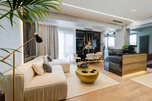 una sala de estar con un sofá y una mesa en A-VIS Luxury Apartments, en Crăsnăşeni