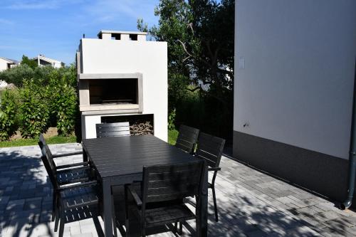 Bonaca apartments with terrace, barbecue and private parking
