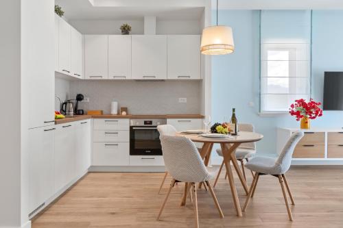 Η κουζίνα ή μικρή κουζίνα στο Lustica Apartments Central
